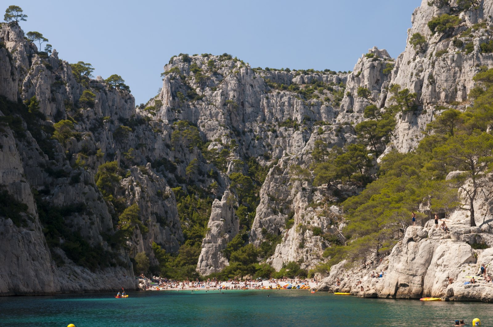 La Calanque d'En-Vau à Cassis : hautes falaises calcaires blanches et eau turquoise