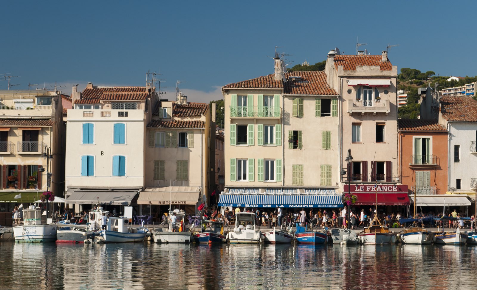 Le front de port de Cassis et ses façades colorées